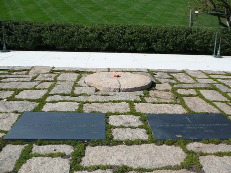 99DC - JFK Grave site.jpg (54897 bytes)